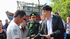 Lãnh đạo tỉnh Quảng Ngãi thăm hỏi, động viên ngư dân gặp nạn do cháy tàu cá