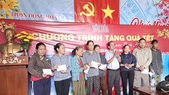 Báo Văn Hoá trao 100 suất quà Tết tại Quảng Ngãi