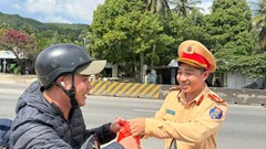 CSGT Quảng Ngãi đồng hành cùng người dân về quê đón Tết