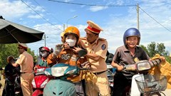 Trao tặng 2.000 mũ bảo hiểm đạt chuẩn cho người dân