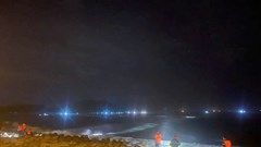 Tiếp tục tìm kiếm bé trai mất tích sau vụ sóng cuốn khiến 2 người tử vong
