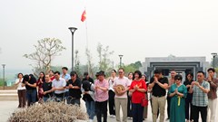 Các nghệ sĩ điện ảnh dâng hương tại Đền thờ liệt sĩ tại Chiến trường Điện Biên Phủ