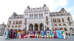 Áo dài Việt Nam duyên dáng giữa trời Âu