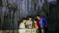 Hang Chỉ Huy - lớp học lịch sử giữa đại ngàn