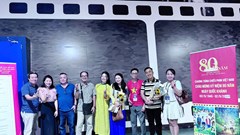 Khán giả trung niên xúc động khi tìm thấy bóng dáng mình trong “Bà già đi bụi”