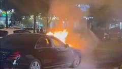 Ô tô Mercedes bốc cháy ngùn ngụt tại Hà Nội