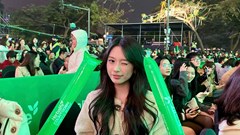 Biển người đổ về phố đi bộ hồ Hoàn Kiếm chào đón năm mới 2025