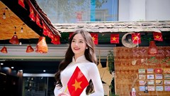 Hoa hậu Yoga và IVS gieo tình yêu nước trong từng nhịp thở Yoga