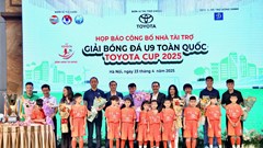 Duy Mạnh truyền cảm hứng cho các cầu thủ tại Giải bóng đá U9 toàn quốc Toyota Cup 
