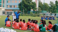 Đội tuyển U20 nữ Việt Nam thi đấu giao hữu với đội bóng U13 nam PVF