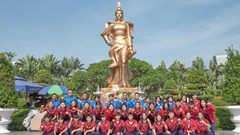 Tuyển nữ Việt Nam dâng hương tại tượng đài Lê Chân (Hải Phòng)