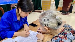 Người dân Hà Nội phấn khởi nhận quà Tết Độc lập