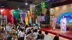 Đông đảo người dân tới tham quan khu trưng bày nghệ thuật biểu diễn tại Triển lãm Thành tựu đất nước