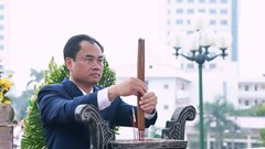 Đoàn đại biểu dâng hương tưởng niệm các Anh hùng liệt sĩ