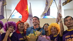 Cựu danh thủ Liverpool Harry Kewell đến Hà Nội trong vòng tay chào đón của người hâm mộ