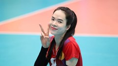 Lê Thanh Thúy và Lê Minh Thuận được trao vinh dự cầm cờ cho Đoàn Thể thao Việt Nam