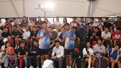 Người hâm mộ đội mưa gặp ngôi sao pickleball Quang Dương