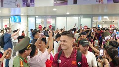 Đội tuyển Việt Nam về Hà Nội trong mưa, hướng tới trận quyết định với Thái Lan