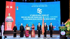 Nhà hát Múa rối Thăng Long đón nhận Huân chương Lao động hạng Ba