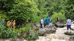 Hai mẹ con bị lũ cuốn khi qua suối