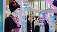 Rực rỡ trang phục truyền thống dân tộc tại Triển lãm Thành tựu đất nước 