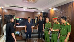 Quân sư của Vi “ngộ” bị khám xét khẩn cấp