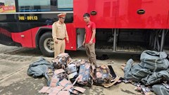 Xe khách chở hơn 400kg lạp xưởng nhập lậu xuyên đêm bị bắt giữ ở Thanh Hóa