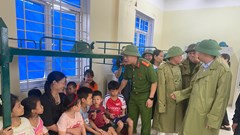 Công an Thanh Hóa xuyên đêm sơ tán dân, căng mình bảo vệ an toàn trước bão số 10