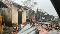 Giải cứu 4 người trong căn nhà sập giữa tâm bão số 10