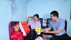 Phó Bí thư Thường trực Tỉnh ủy Thanh Hóa thăm, tặng quà các Mẹ Việt Nam anh hùng nhân ngày 20.10