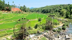 Guồng nước quay, bản làng thức giấc