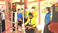 Giữ hồn thổ cẩm Mường bên thác Mây xứ Thanh