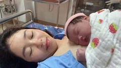 Những em bé “Ngựa vàng” đầu tiên chào đời trong đêm giao thừa