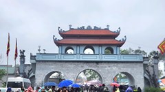 Dòng người hành hương về Phủ Na dưới mưa Xuân