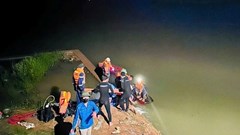 Thanh Hoá: Xuyên đêm tìm thi thể nạn nhân vụ ô tô rơi sông Nhà Lê