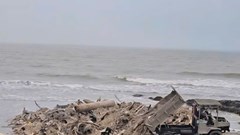 Làm rõ vụ xe công nông chở rác đổ ra biển Hải Tiến