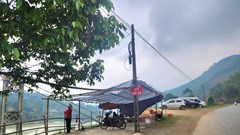 Bản Mạ hút khách đầu xuân, bãi giữ xe tự phát ngang nhiên mọc trên tỉnh lộ 519