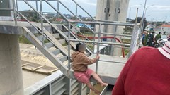 Giải cứu thai phụ ngồi trên lan can cầu Cống Lèn