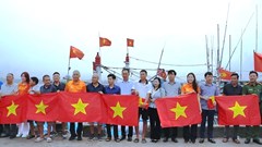 Trao hơn 2.600 lá cờ Tổ quốc cho ngư dân Thanh Hóa