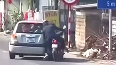 Ô tô bất ngờ chèn ngã xe máy trên Quốc lộ 1A, tài xế khai do mất tập trung