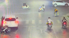 Quái xế tuổi teen mang kiếm “lấy số”, gây tai nạn giữa phố