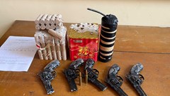 Nhặt túi bên đường, người đàn ông tá hỏa phát hiện 5 khẩu súng và đạn quân dụng