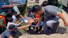 Cứu ngư dân bị tai nạn lao động trên biển