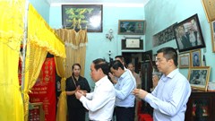 Phó Thủ tướng Chính phủ Lê Tiến Châu dâng hương tưởng niệm Anh hùng Lực lượng vũ trang Nhân dân Ngô Thị Tuyển
