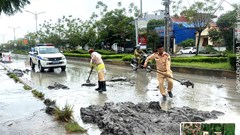 Chở đất làm rơi vãi trên tỉnh lộ, tài xế bị lập biên bản
