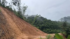 Mưa lớn gây sạt lở ở Quan Sơn, 17 hộ dân phải di dời khẩn cấp