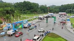 Đường đua Gymkhana nóng lên tại Quảng trường Hàm Rồng