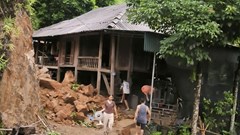 Mưa lớn gây sạt lở, đất đá tràn vào nhà dân ở Mường Mìn