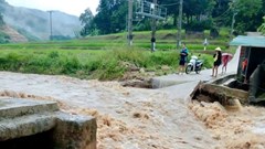 Mưa lớn do bão số 4 gây sạt lở, chia cắt nhiều khu dân cư ở Quang Chiểu
