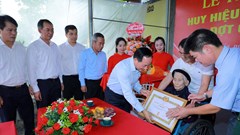 Trao Huy hiệu 80 năm tuổi Đảng cho 3 đảng viên tại Thanh Hóa